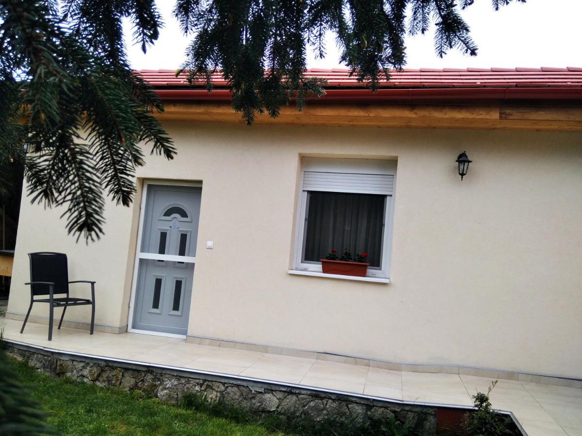 Esze Vendegszoba Tata Exterior foto