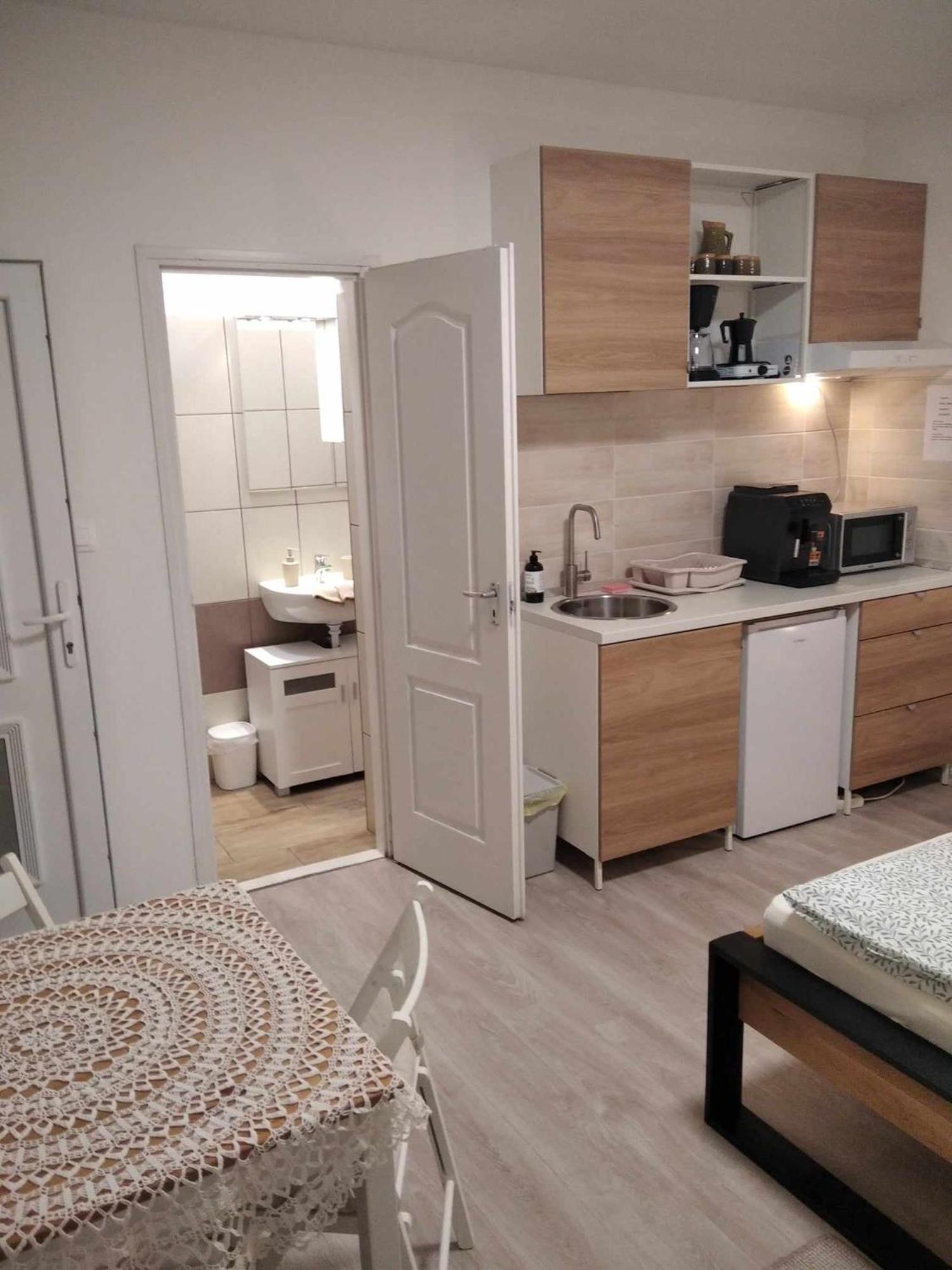 Esze Vendegszoba Tata Exterior foto